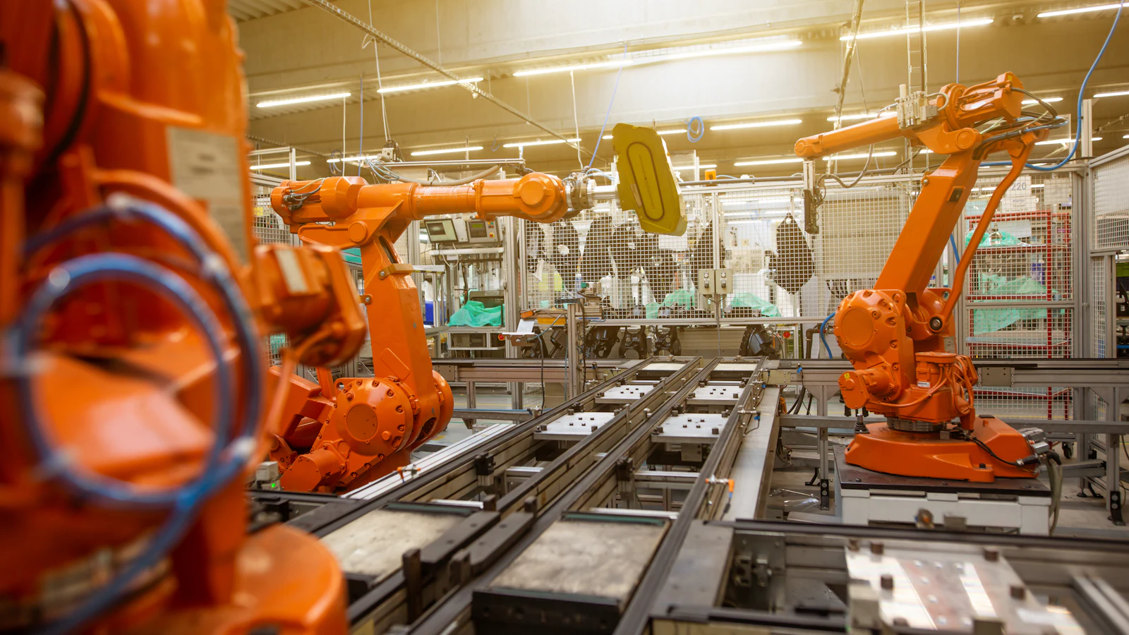 Robots industriels orange sur une ligne de production automatisée