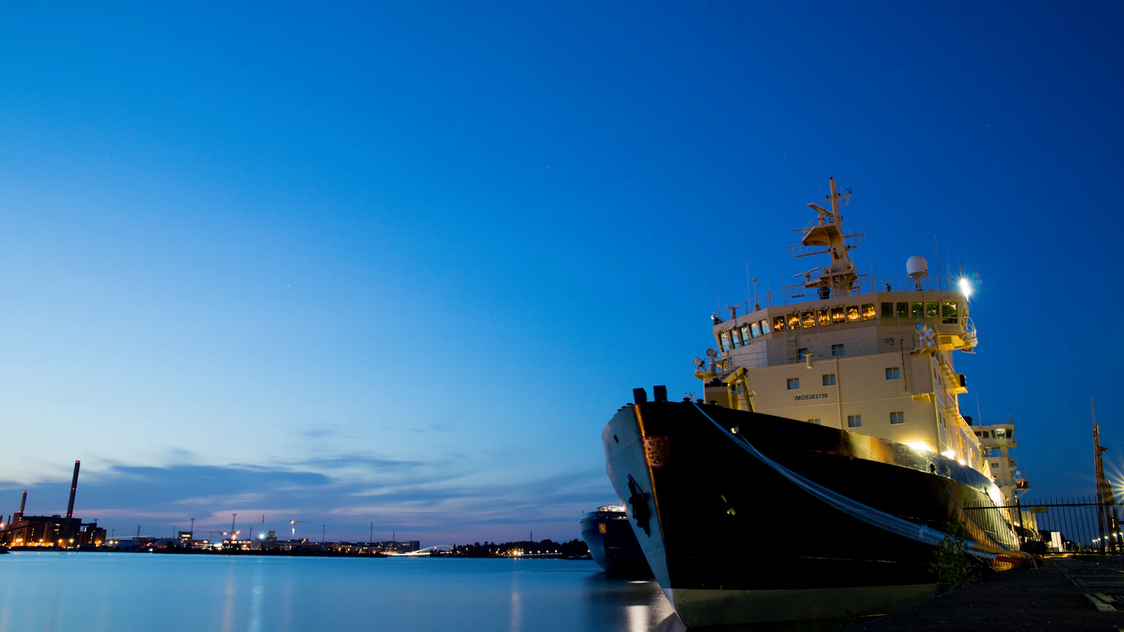 Navire à quai dans un port
