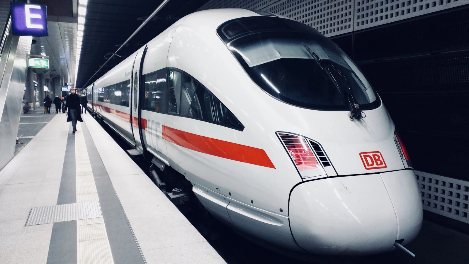 Train à grande vitesse en gare